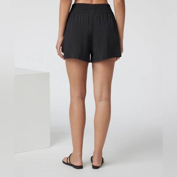 Vuori Villa Shorts High-Rise Relaxed Fit with 3” Inseam in Black - Picture 6 of 10